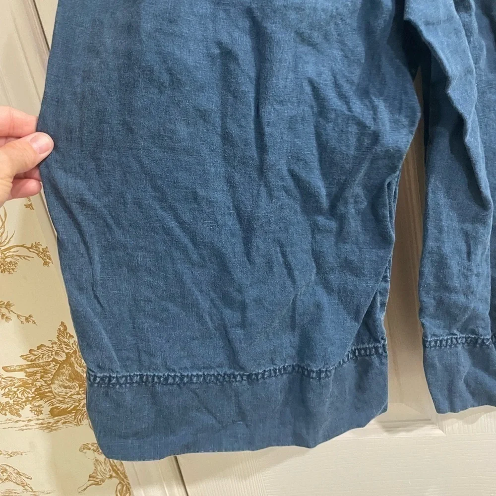 Express wide leg ladies blue capri pants. Super cute! Size 8.